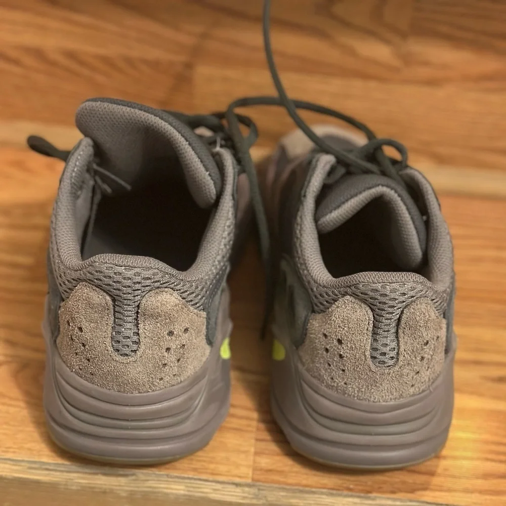 Yeezy Boost 70 Mauve Men’s Size 6 Sneakers